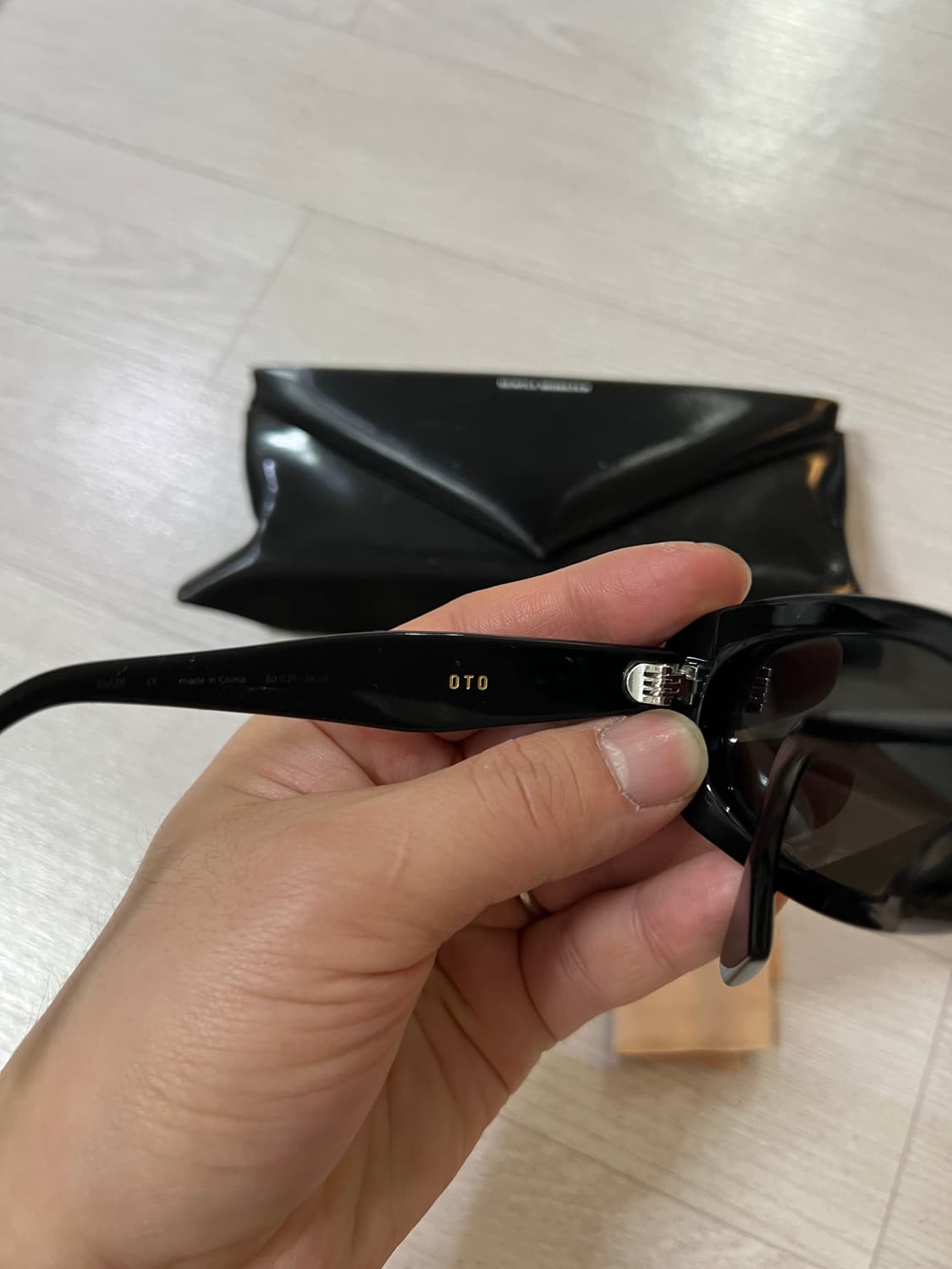 젠틀몬스터 OTO 01 블랙 선글라스 판매 상품이미지4