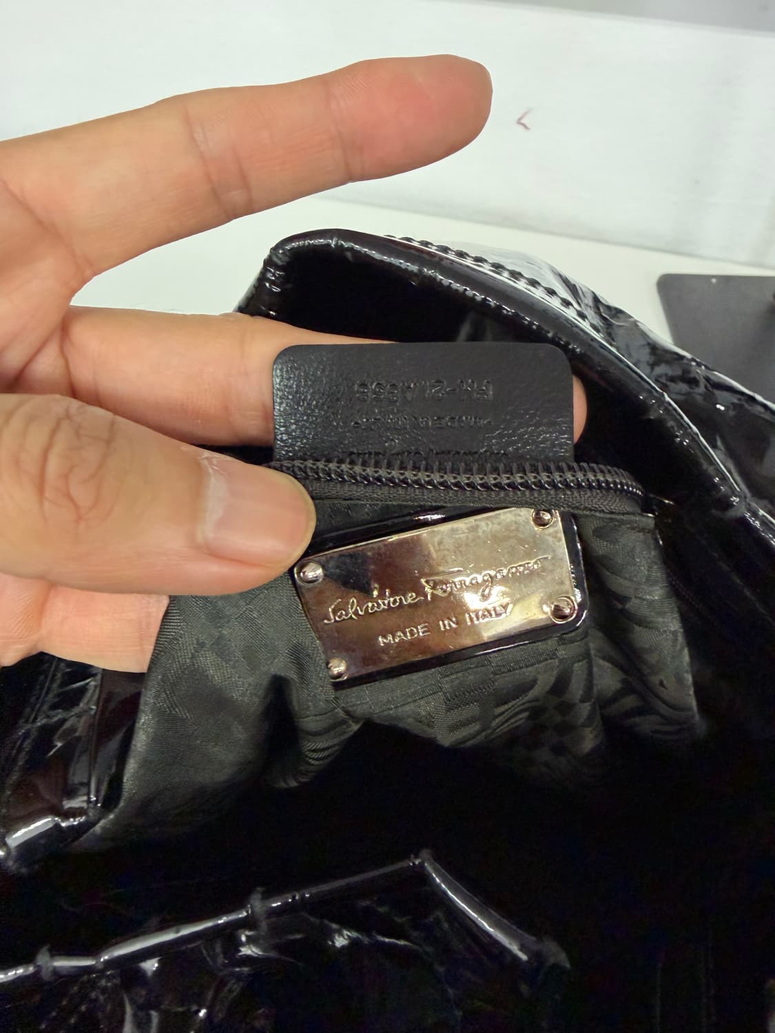정품) 페라가모 블랙 페이턴트 숄더백  상품이미지8