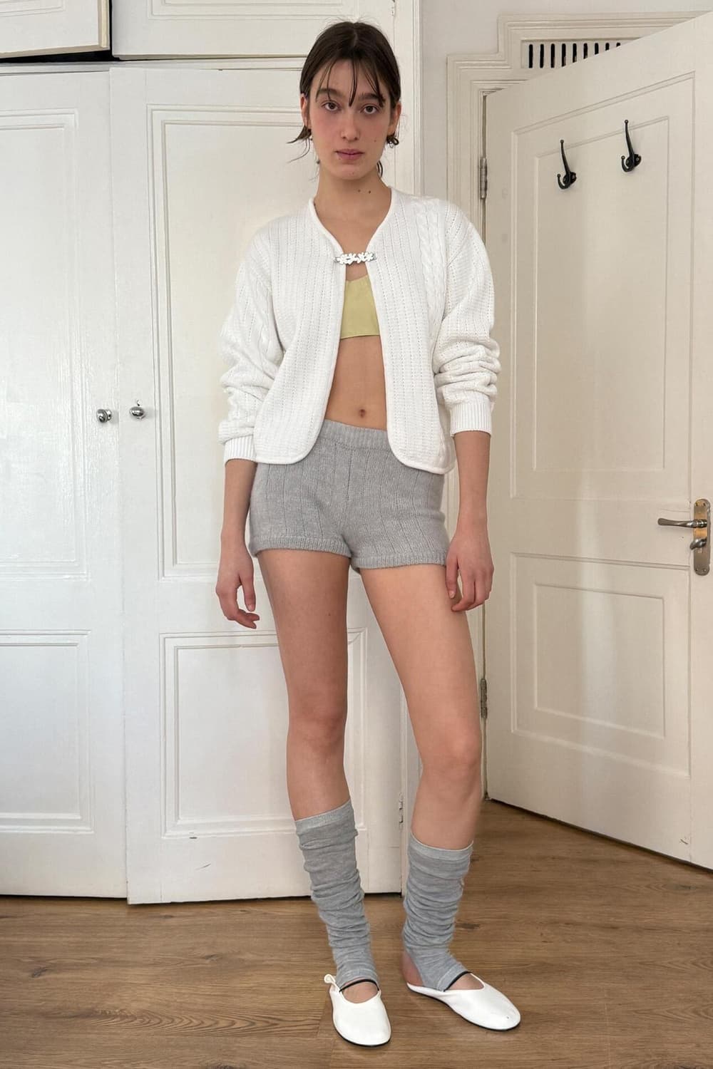 시눈 플라워 브로치 트위스트 가디건 상품이미지2