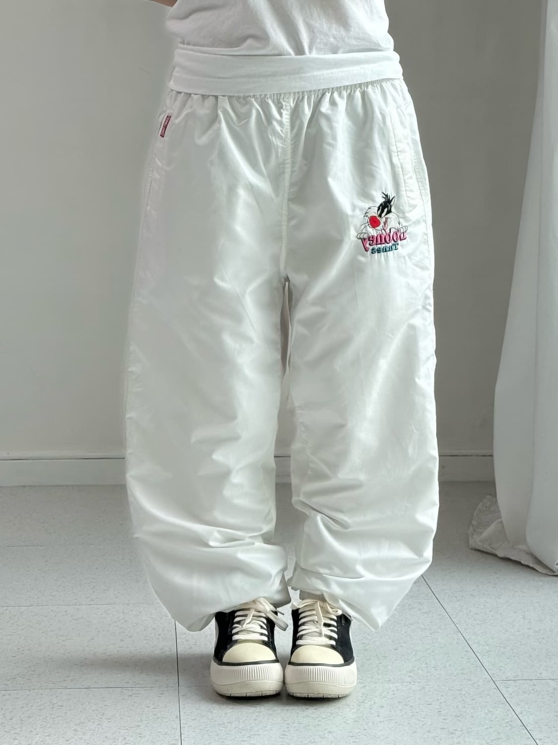 루니튠즈 화이트 조거팬츠 상품이미지1