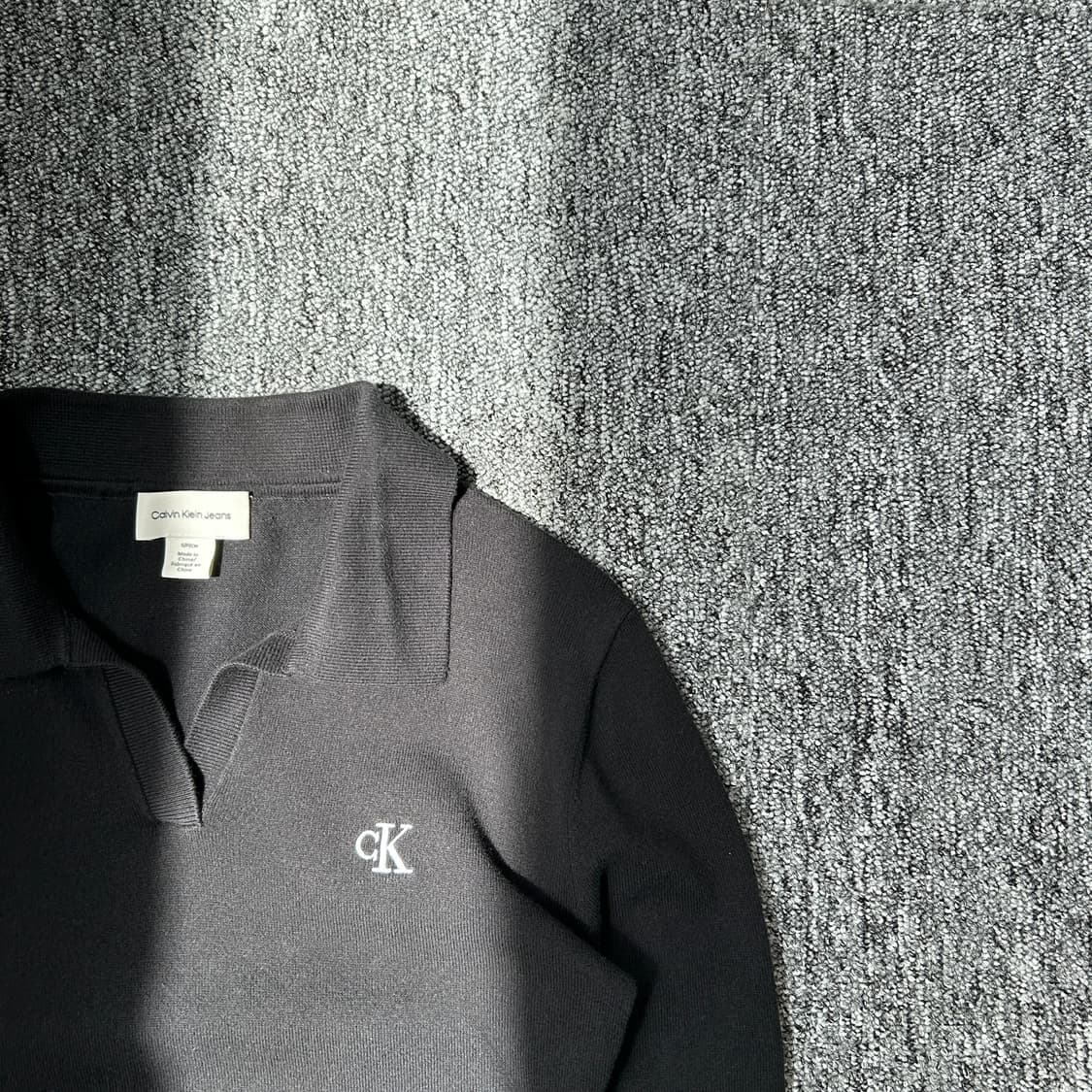 캘빈클라인 블랙 크롭 니트 카라티 상품이미지2