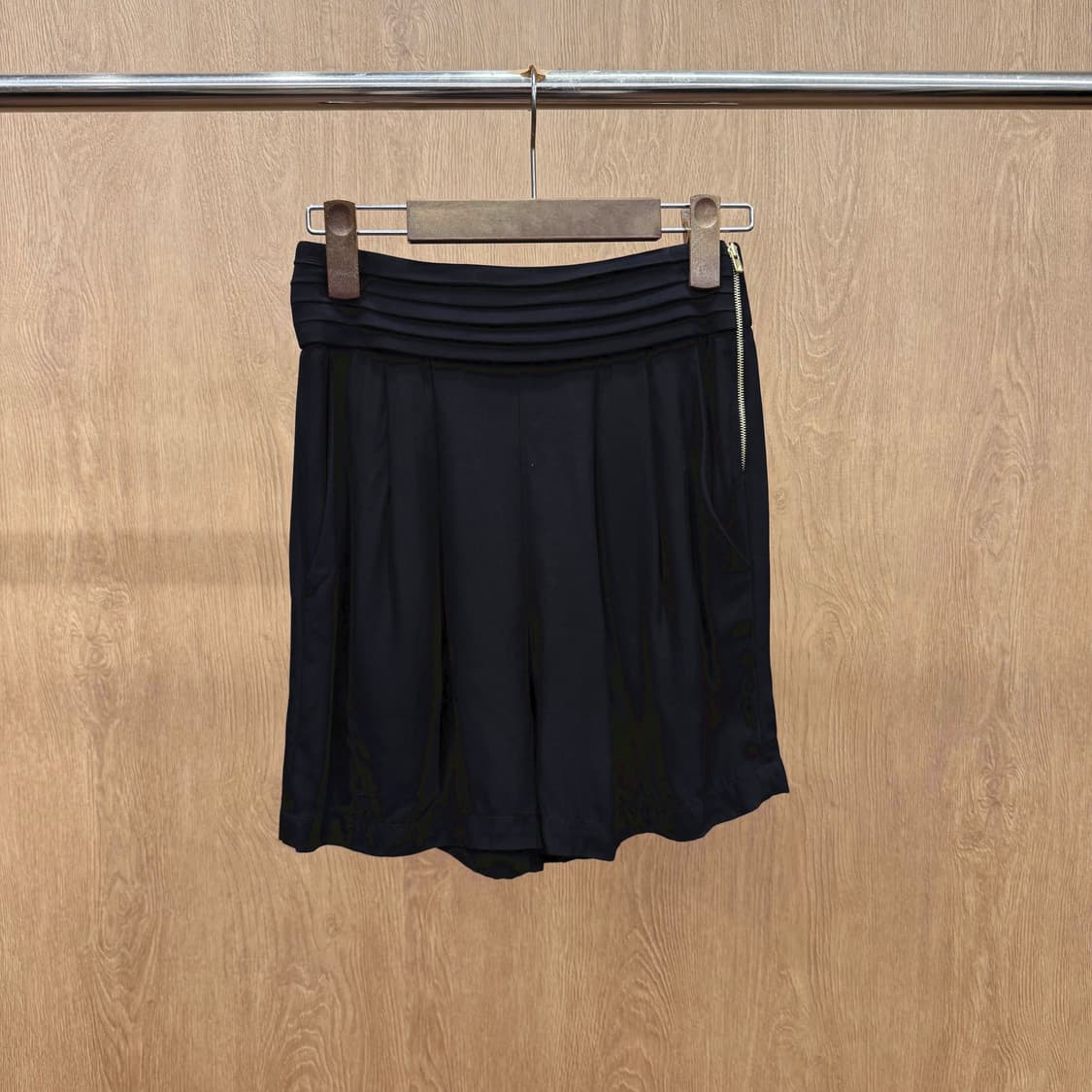 산드로 플리츠 디테일 와이드 쇼츠 팬츠 사이드 골드 지퍼 디테일 블랙 상품이미지2