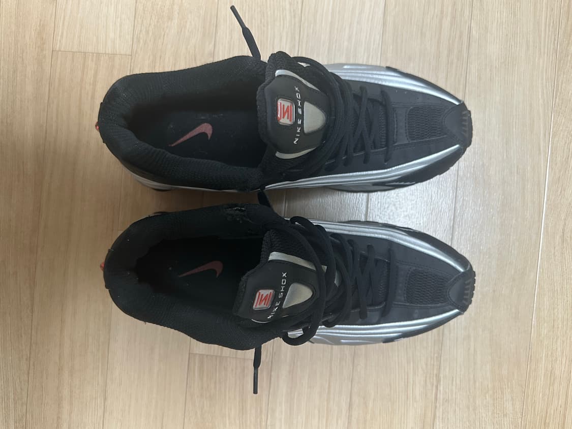 나이키 샥스 R4 블랙 엔 메탈릭 실버 290 상품이미지3