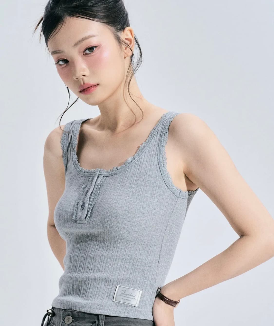 제로플래닛 켈시 버튼 슬리브리스 그레이 상품이미지1