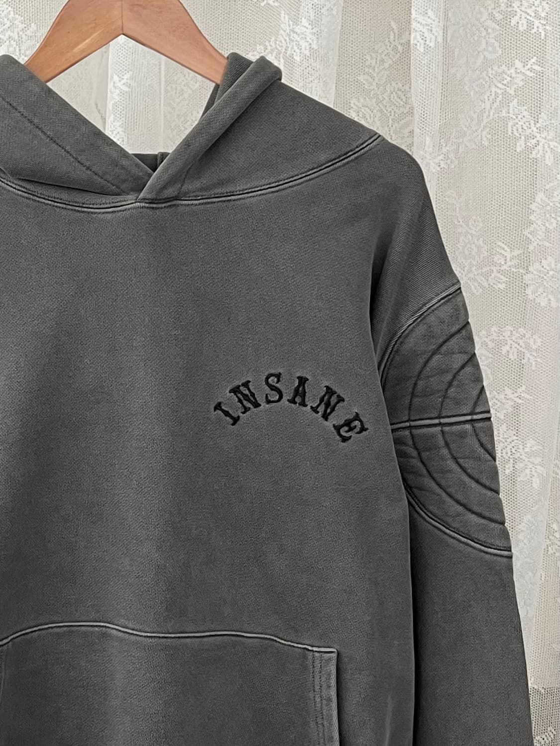 2) 인세인개러지 패디드 숄더 후드 차콜 상품이미지3