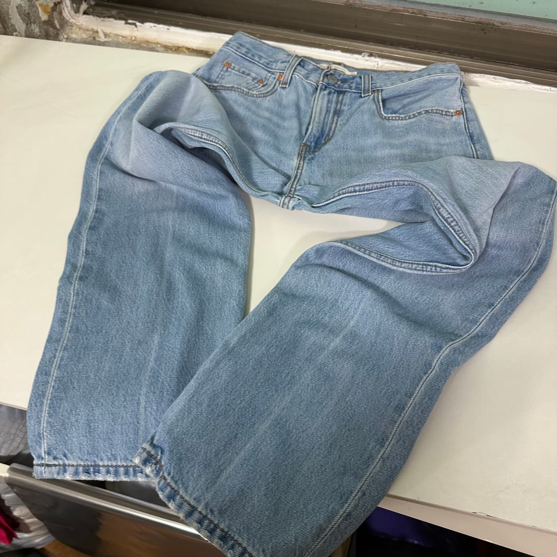 우먼M 27 리바이스 LOW PRO 스트레이트핏 연청워시드 데님팬츠 상품이미지3