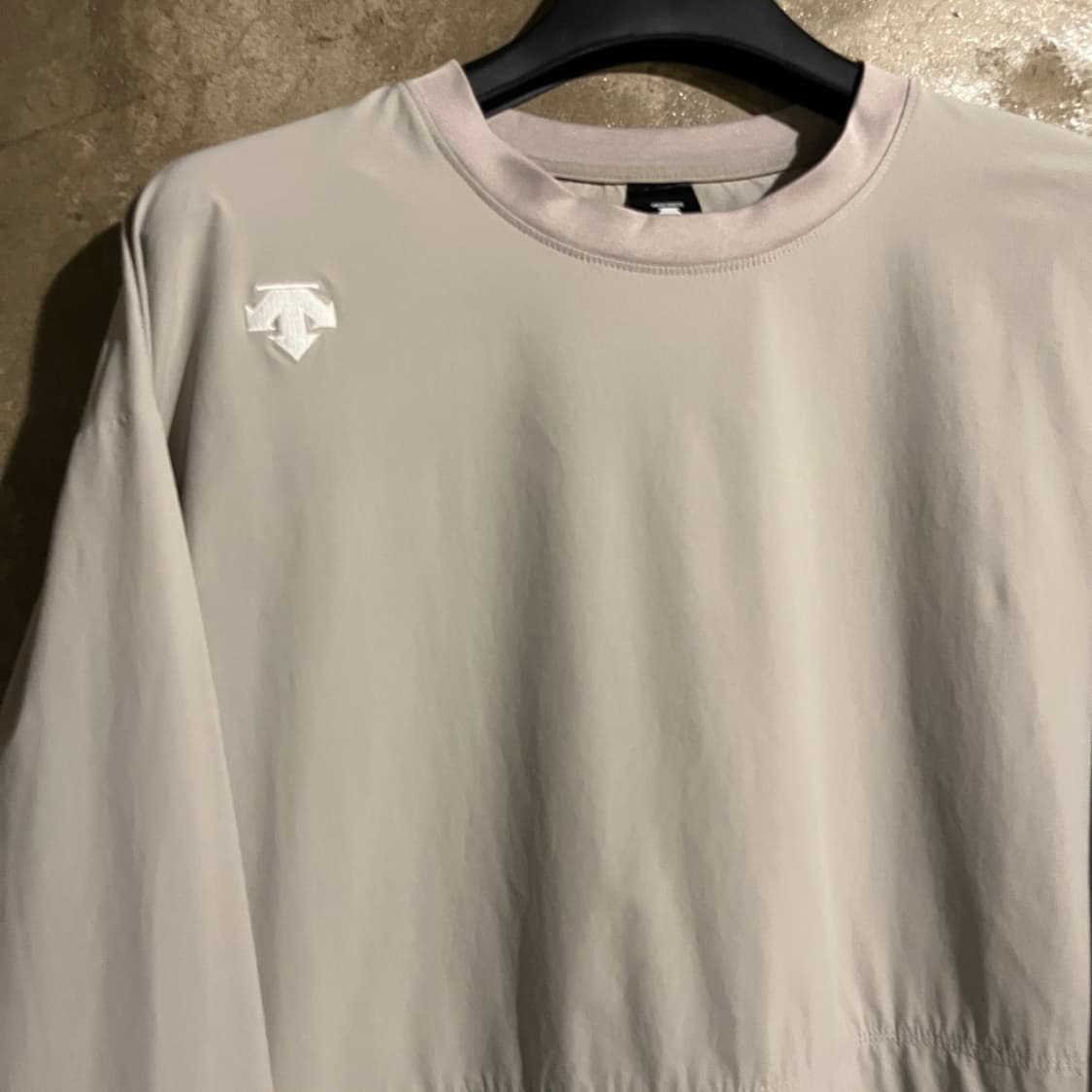 데상트 웜업 맨투맨 상품이미지2