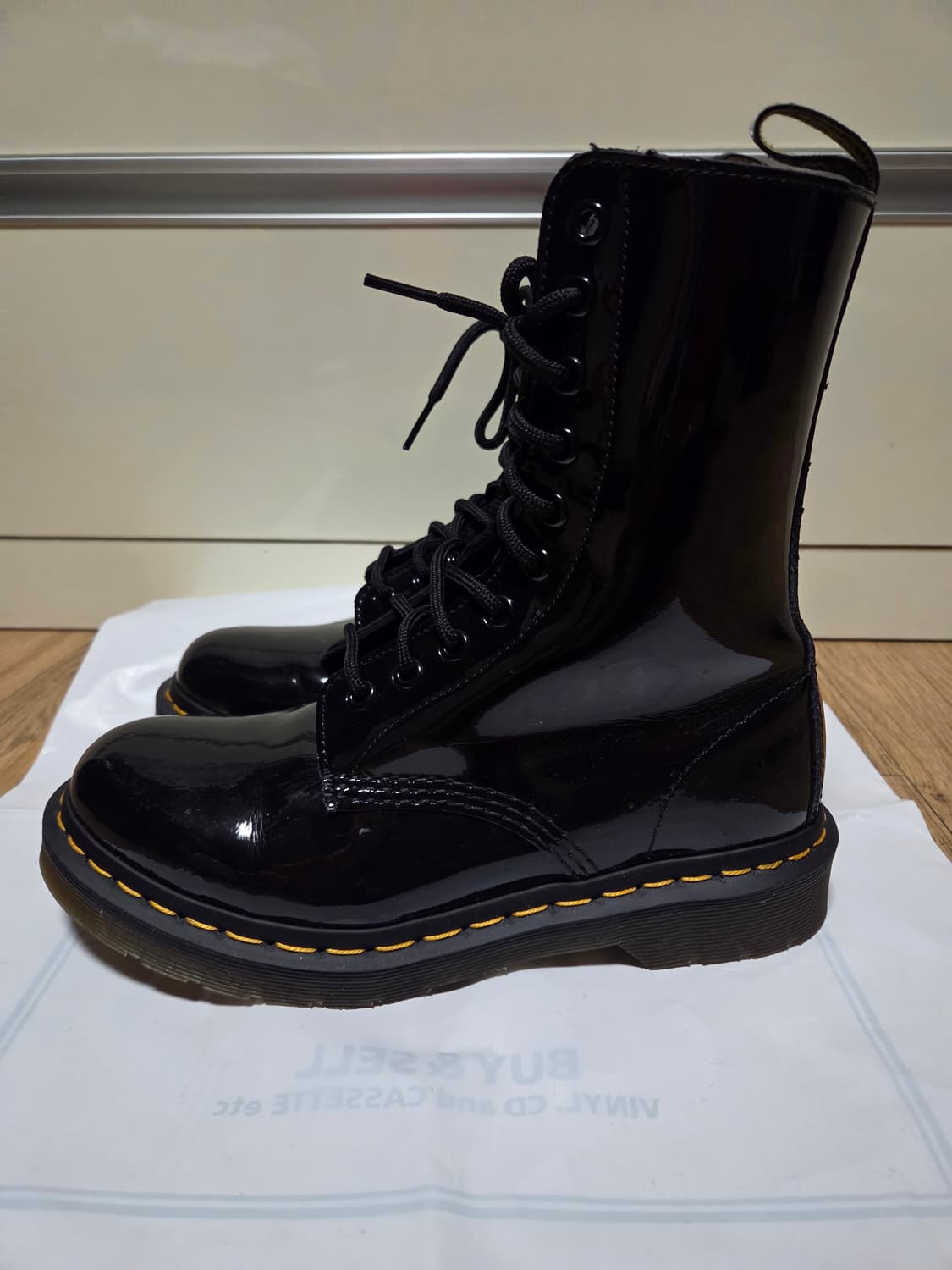 닥터마틴 에나멜 부츠 10홀 240사이즈 상품이미지1