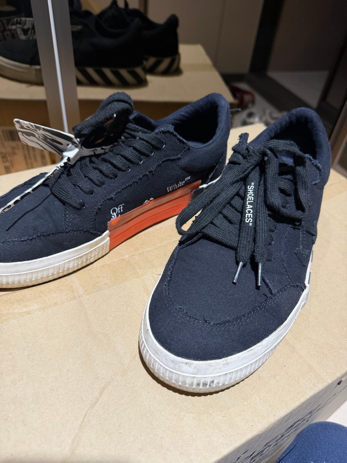 오프화이트 스니커즈 상품이미지1
