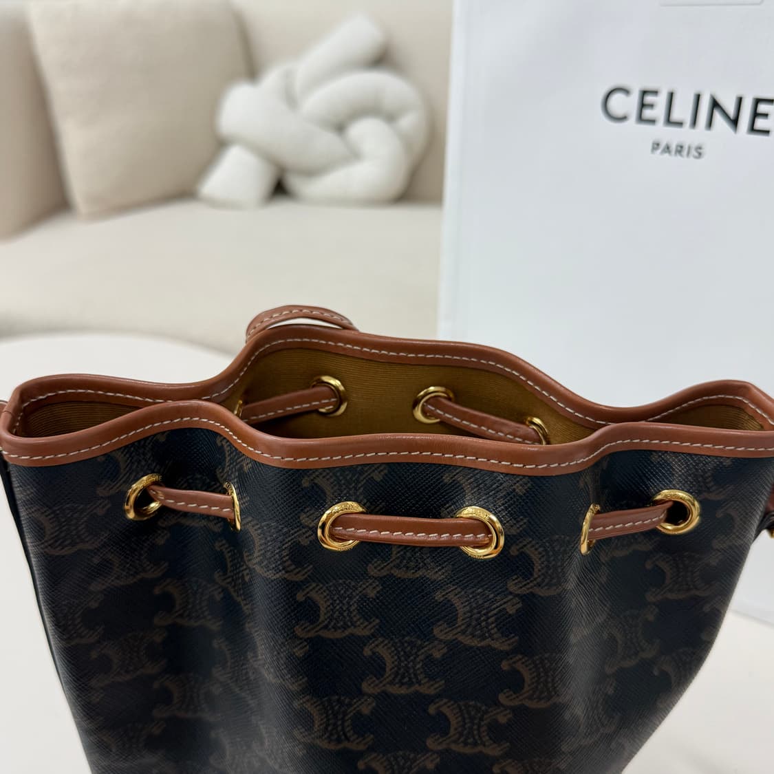 (당일출고) 셀린느 트리오페 스몰 드로스트링 버킷백 상품이미지3