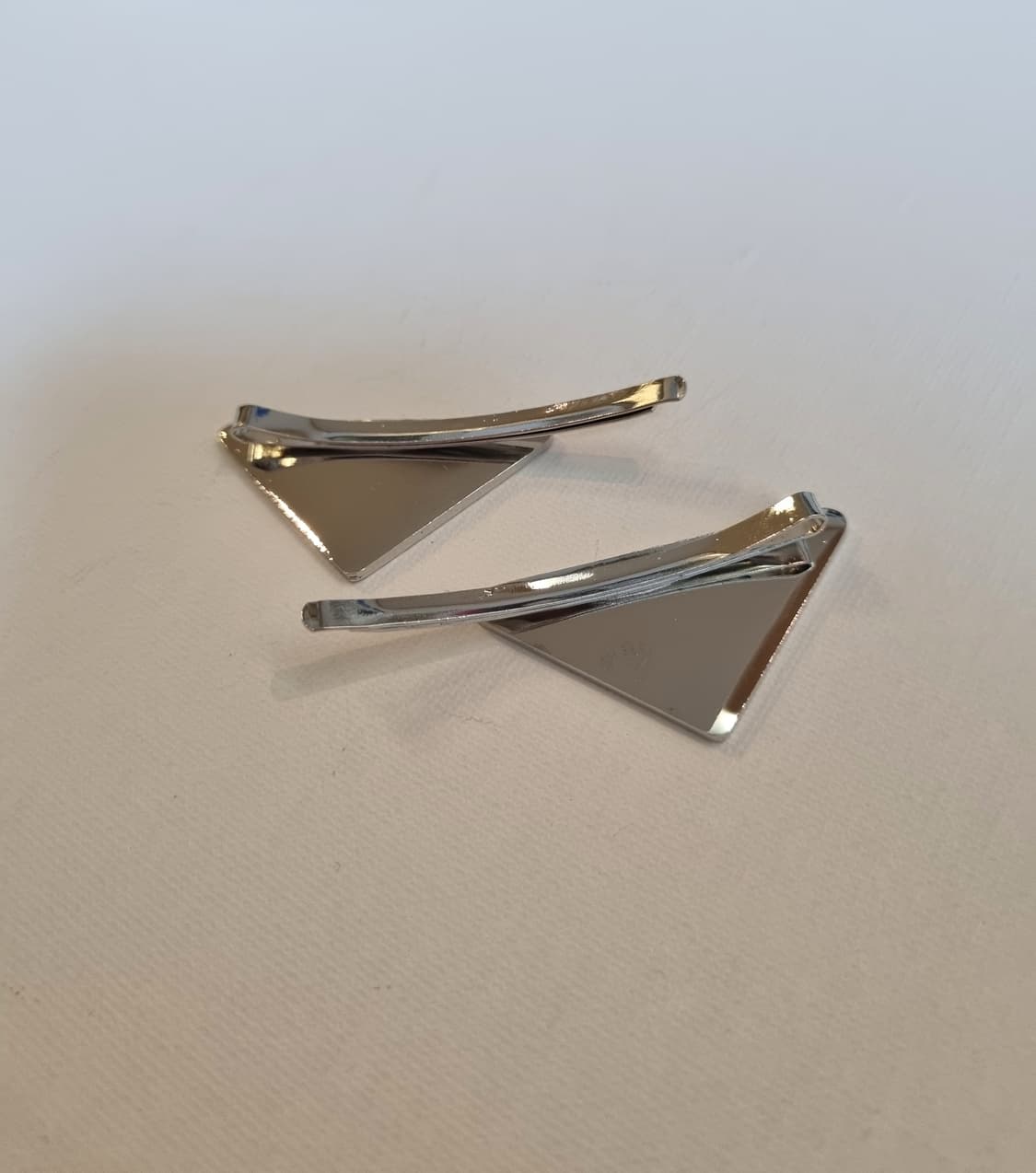 프라다 업사이클링 삼각로고 화이트 헤어핀 상품이미지4