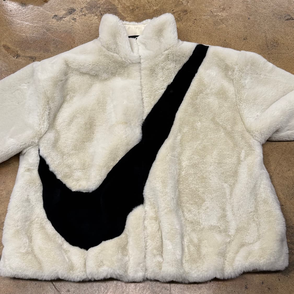 나이키 화이트 흰검 빅 스우시 퍼 자켓 털 집업 상품이미지3