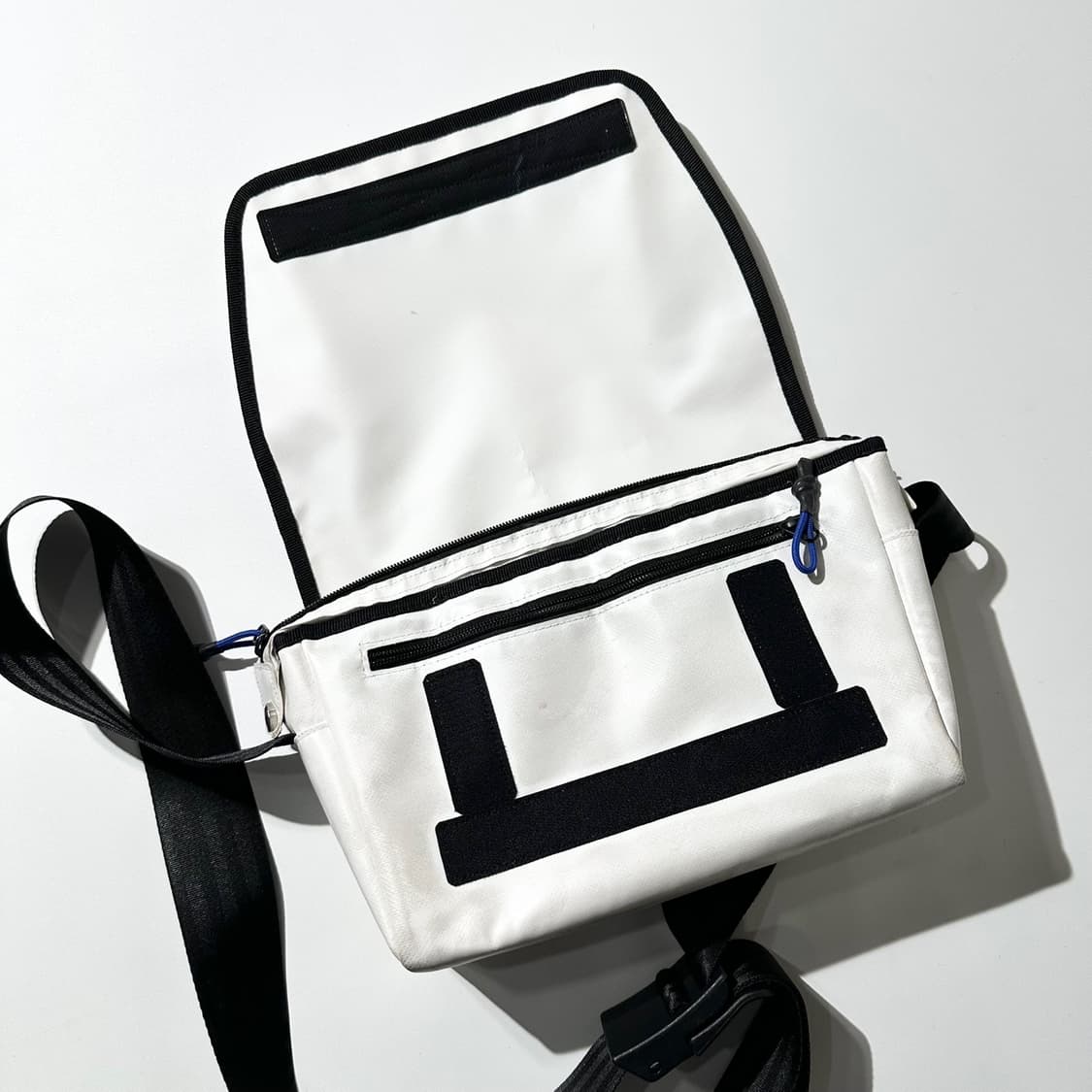 아더에러 트레이스 애드모어 크로스백 상품이미지6