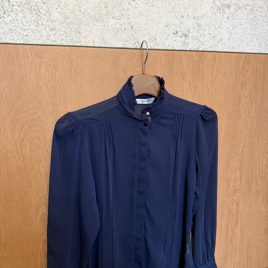 빈티지 하이넥 프릴 긴팔 블라우스 핀턱 히든 버튼업 디테일 네이비 상품이미지3