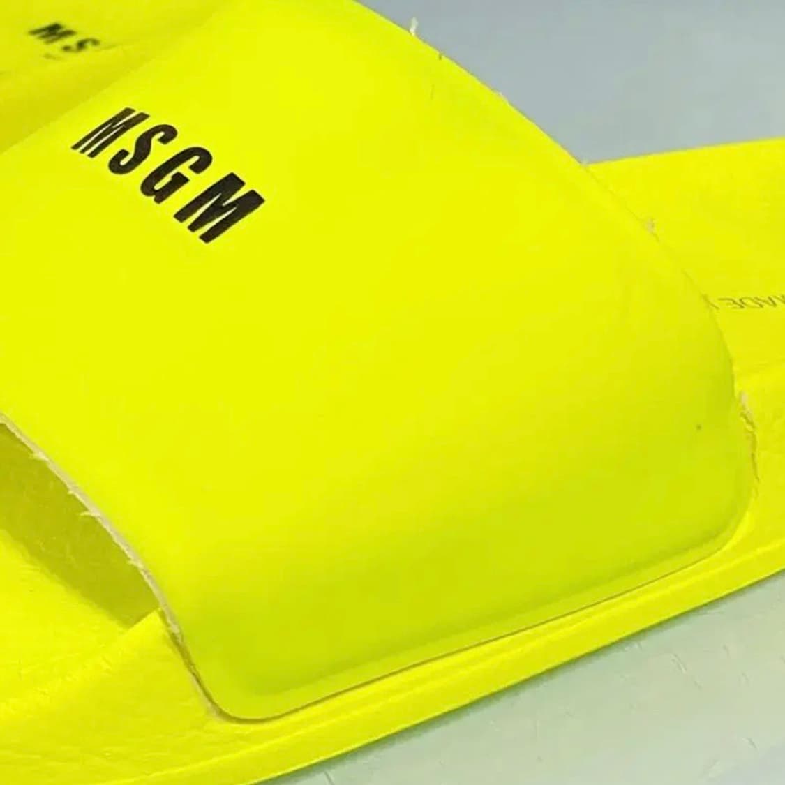 [정품] MSGM 엠에스지엠 로고프린트 루버 슬라이드 여성슬리퍼(240) 상품이미지4
