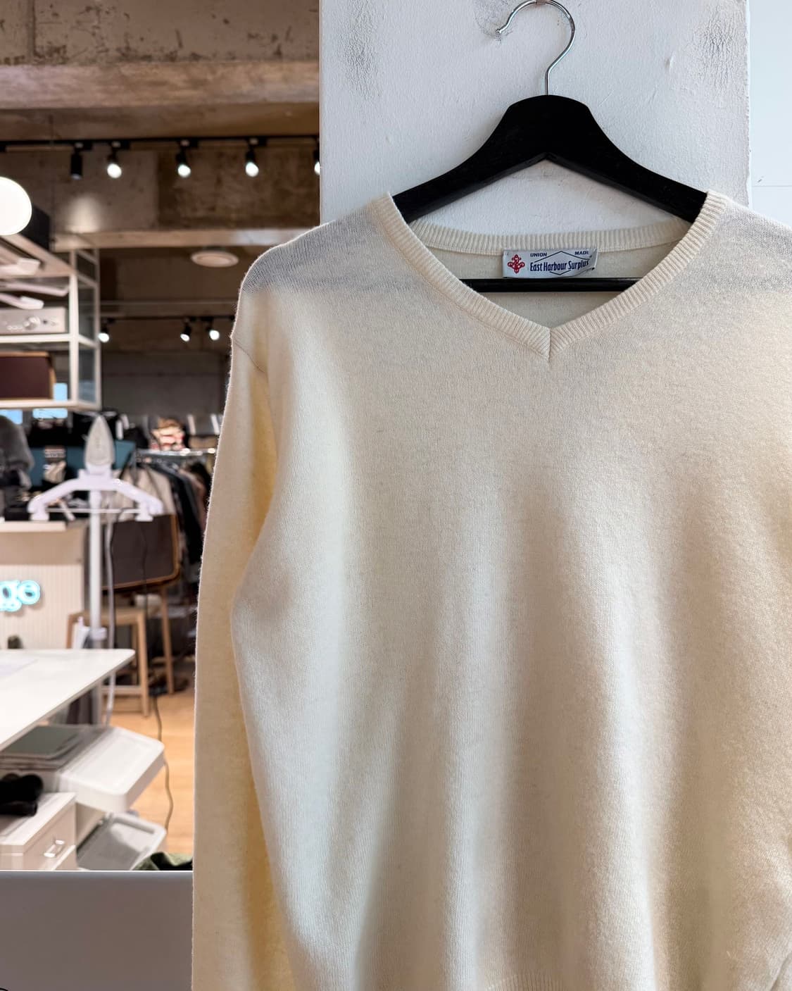 이스트 하버 서플러스 아이보리 브이넥 니트 상품이미지4