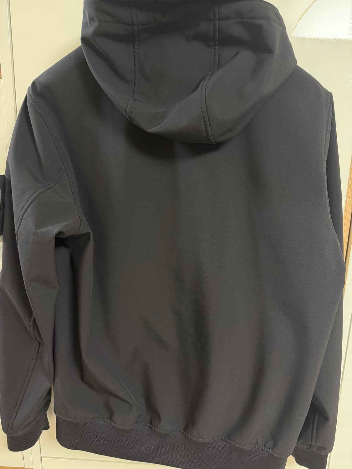 24년구매 새상품급 스톤아일랜드 소프트쉘 블랙 L 상품이미지4