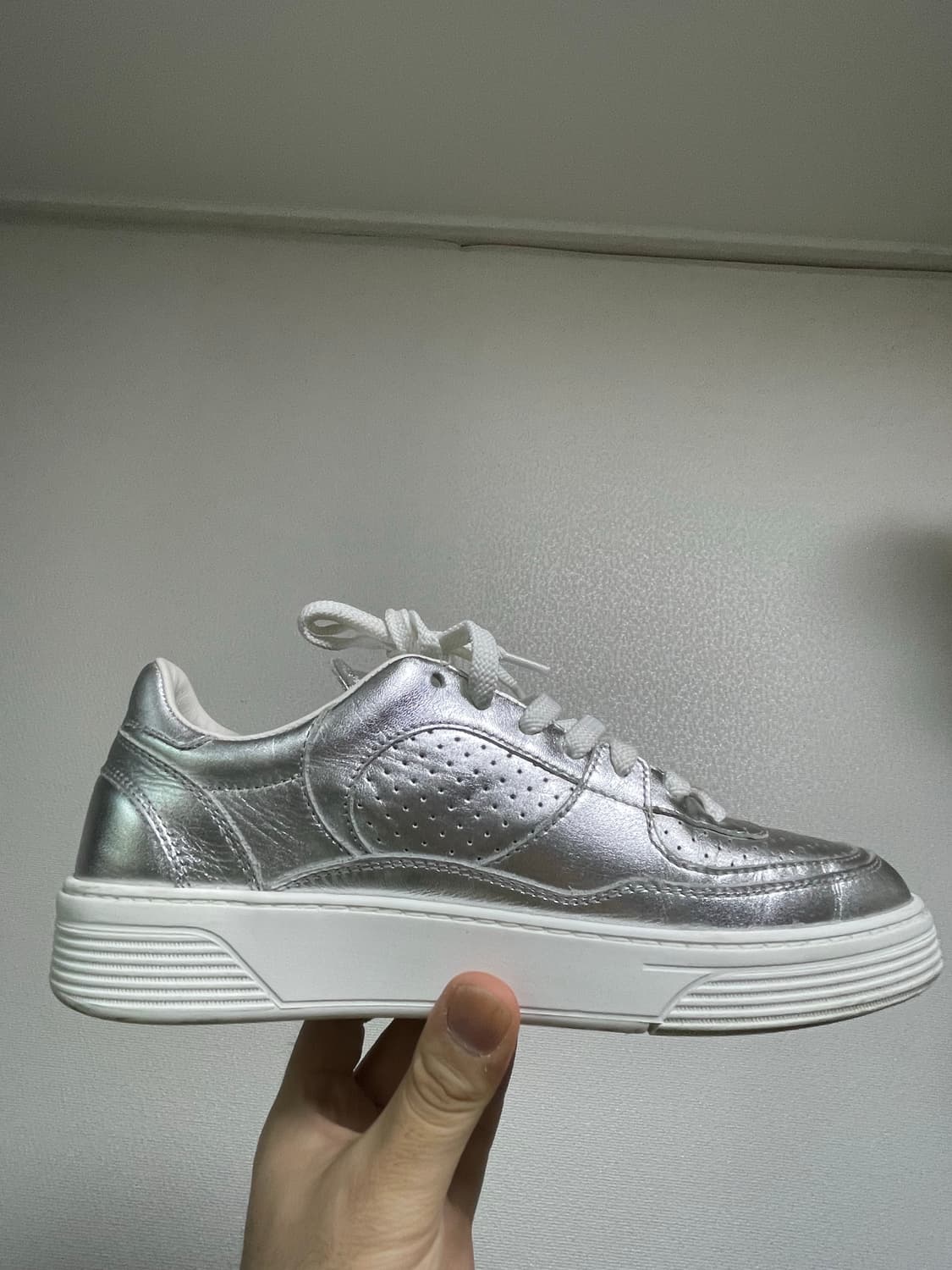 [38.5] 샤넬 CC 로고 포스 라미네이트 실버 스니커즈 상품이미지4