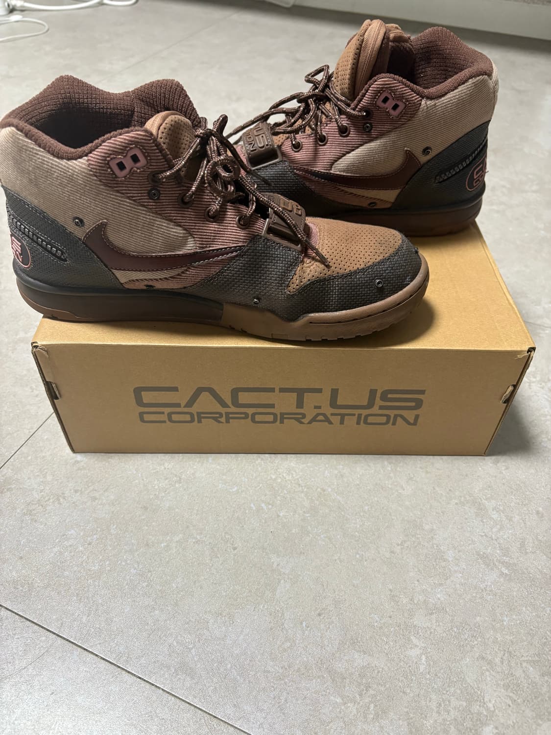 나이키 x 트래비스 스캇 에어 트레이너 1 아키오 브라운 앤 러스트 핑크 상품이미지3