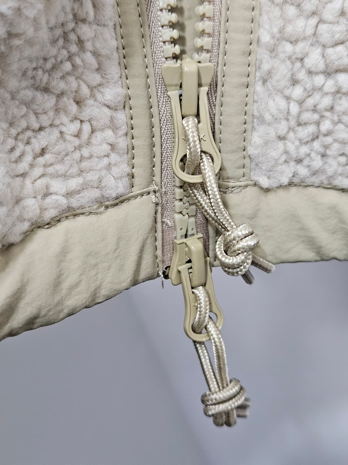 아웃스탠딩&카카오뱅크 콜라보 보아 플리스 자켓 상품이미지6