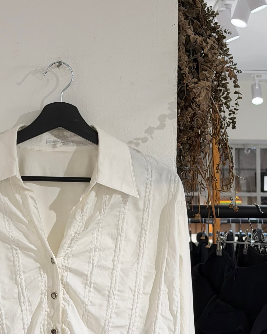 에스카다 화이트 셔링 디테일 블라우스 상품이미지3