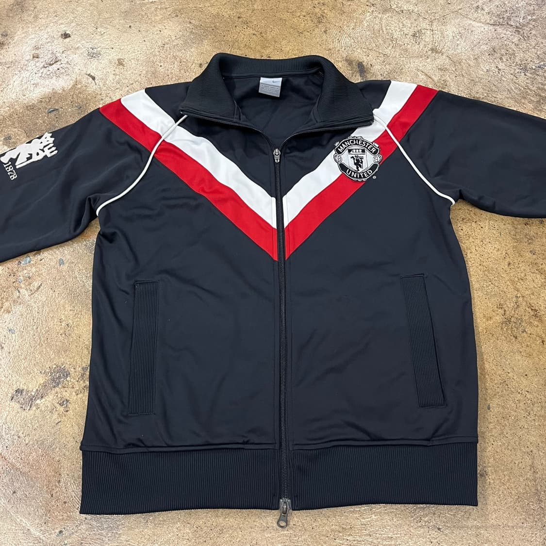 나이키 맨유 블랙 검빨 져지 트랙탑 상품이미지3