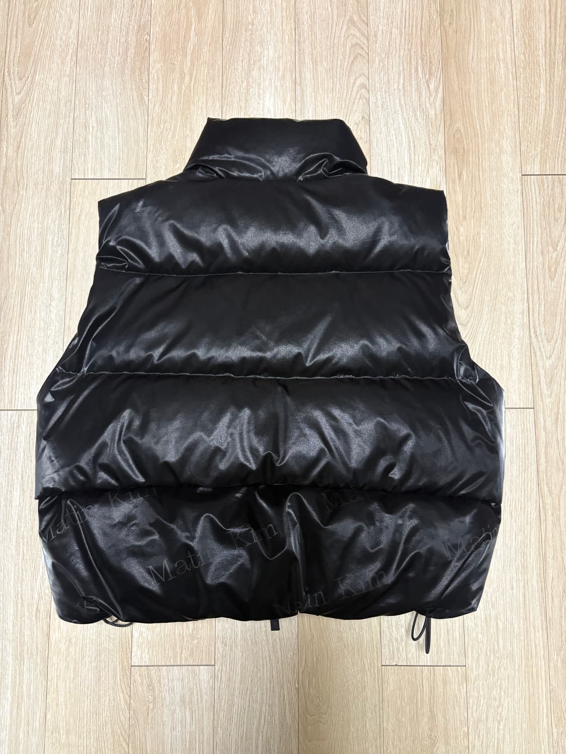 마뗑킴 글로시 크롭 다운 베스트 조끼패딩 블랙 상품이미지3