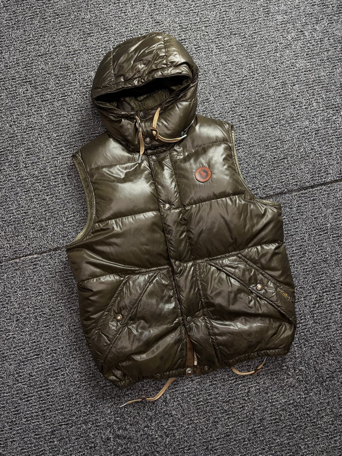 폴로 랄프로렌 가죽 패피 로고 글로시 다운 푸퍼 베스트 2049 상품이미지1