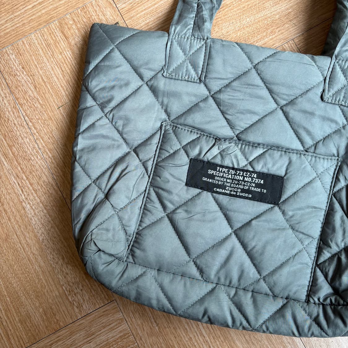 주카 카키그레이 퀼팅 패디드 토트백 상품이미지4