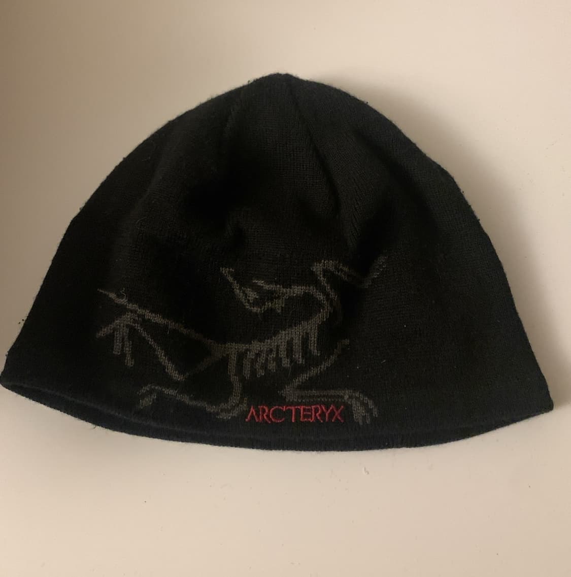 아크테릭스 로고 니트 비니 블랙/그레이 상품이미지1