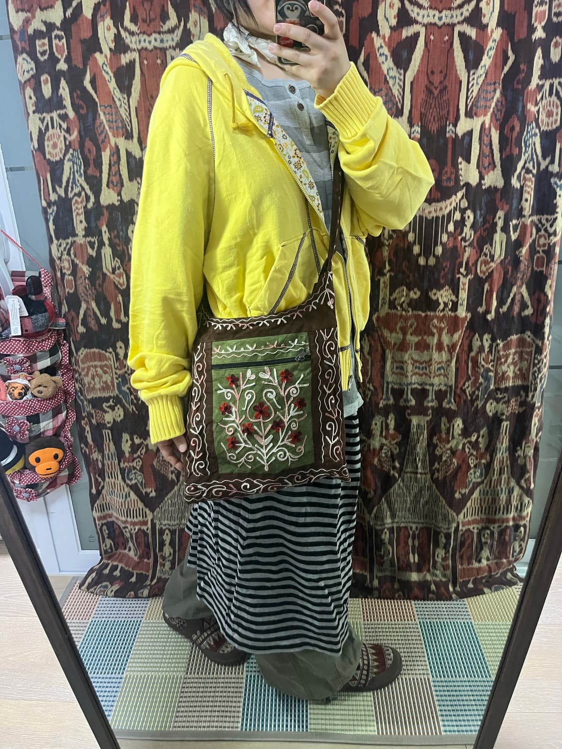 스웨이드 자수 크로스백 상품이미지3