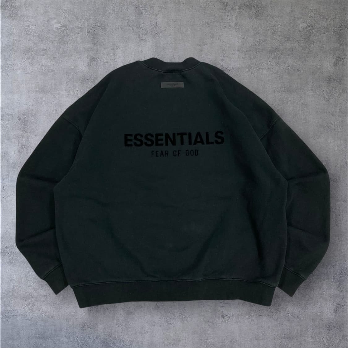 에센셜 피어 오브갓 블랙 컬러 스펠아웃 맨투맨 상품이미지1