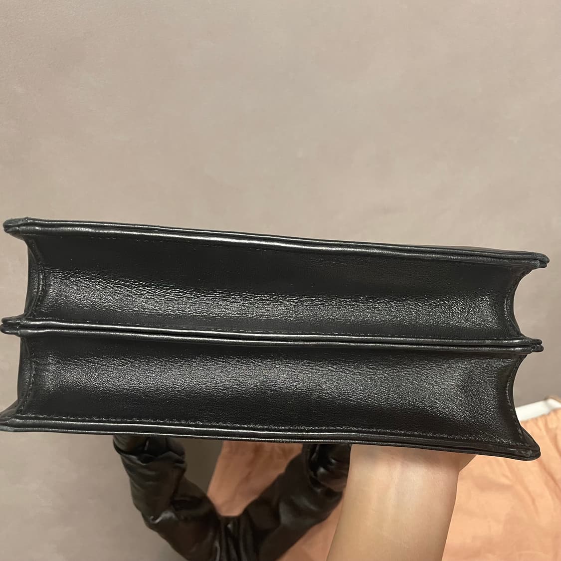 미우미우 컨피덴셜 마테라쎄 패딩 스트랩 상품이미지8