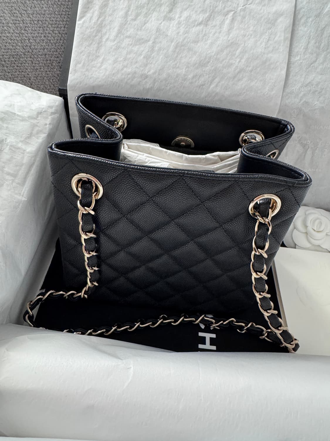CHANEL 샤넬 클래식 캐비어 미니 버킷백 블랙 금장 상품이미지2