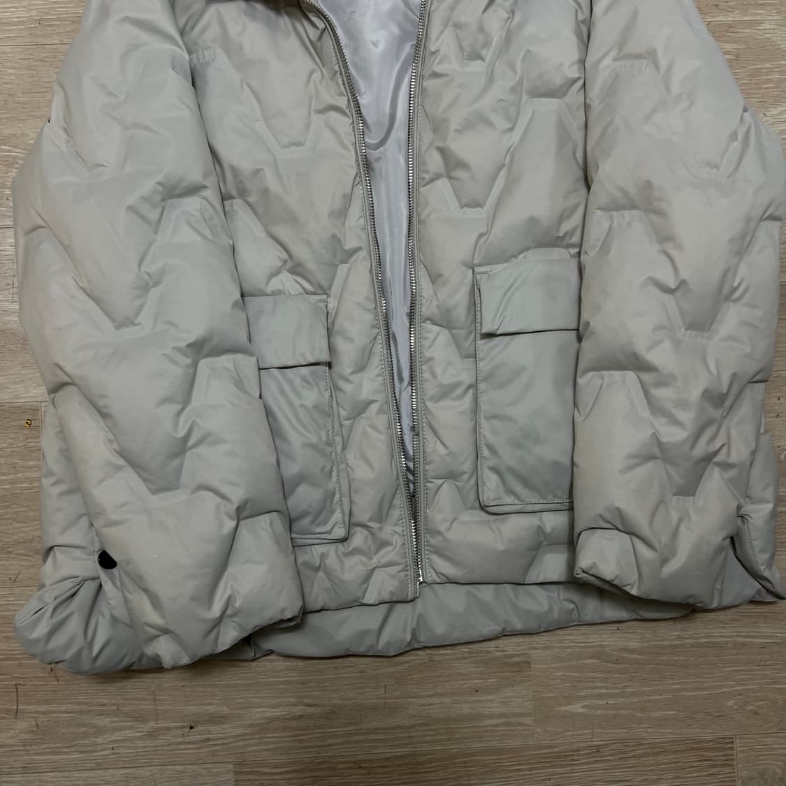 몽클레어 여성 시그니처 와펜 후드 패딩 점퍼 [그레이] L/100 상품이미지3