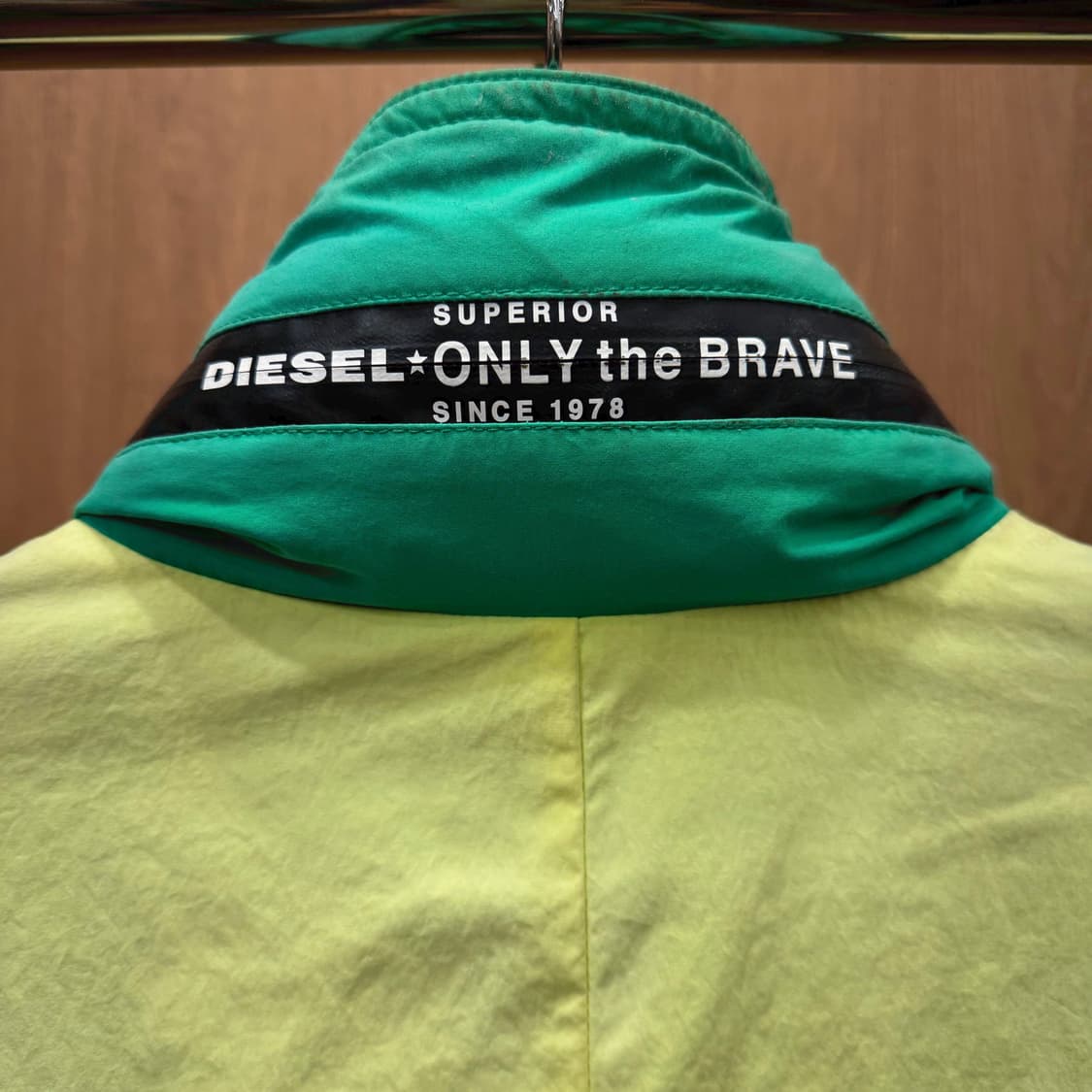 디젤 하이넥 윈드 브레이커 자켓 형광 배색 로고 벨크로 패치 디테일 블랙 상품이미지7