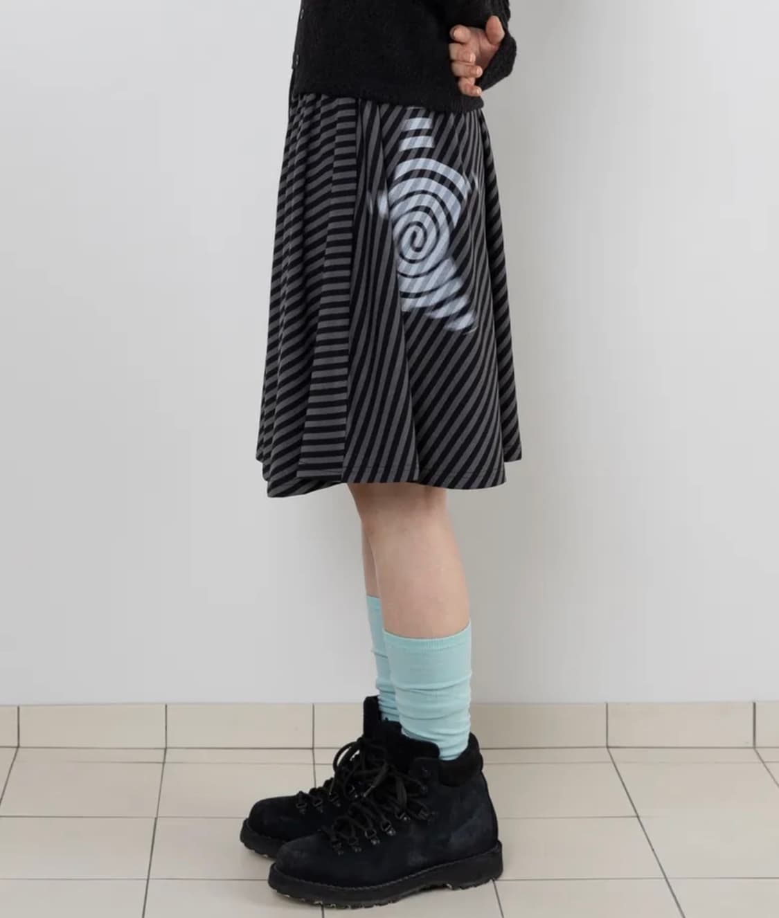웹하우스 트위스터 스타 스커트 치마 챠콜 스트라이프 무신사 미세키서울 상품이미지1