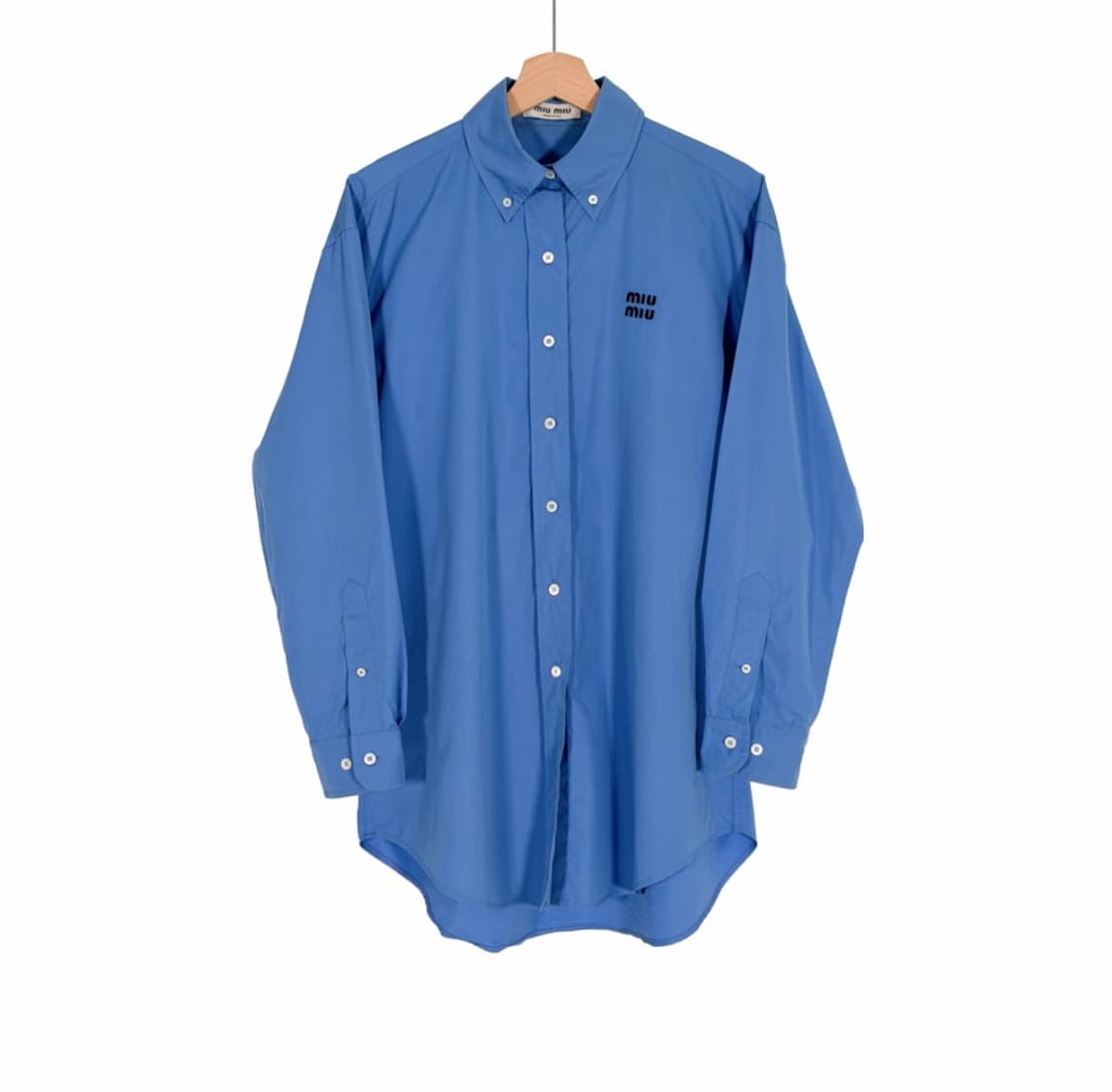 [36] 미우미우 자수 로고 포플린 오버사이즈 롱 셔츠 페리윙클 블루 상품이미지1