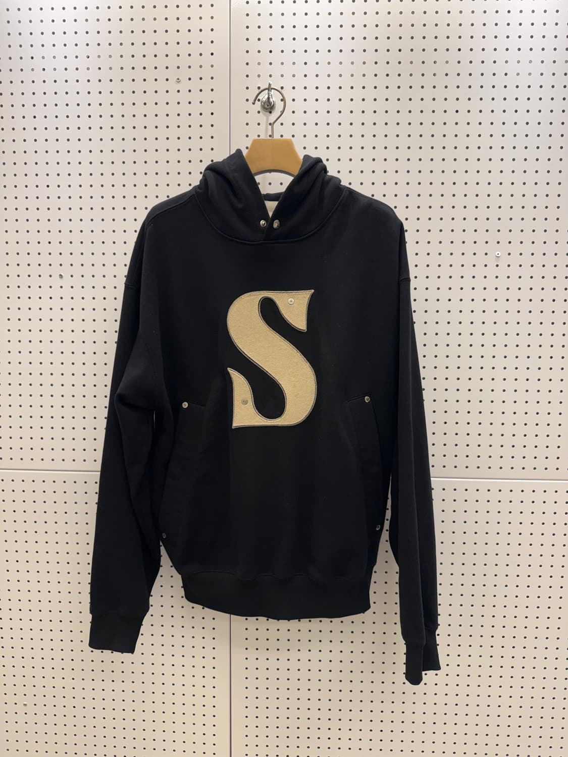 세터 리벳 아플리케 포켓 로고 후드티 U1462 상품이미지2