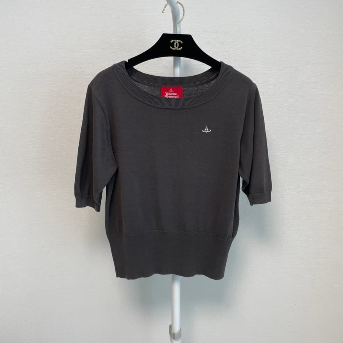 비비안웨스트우드 유넥 반팔 니트 다크 그레이 상품이미지1