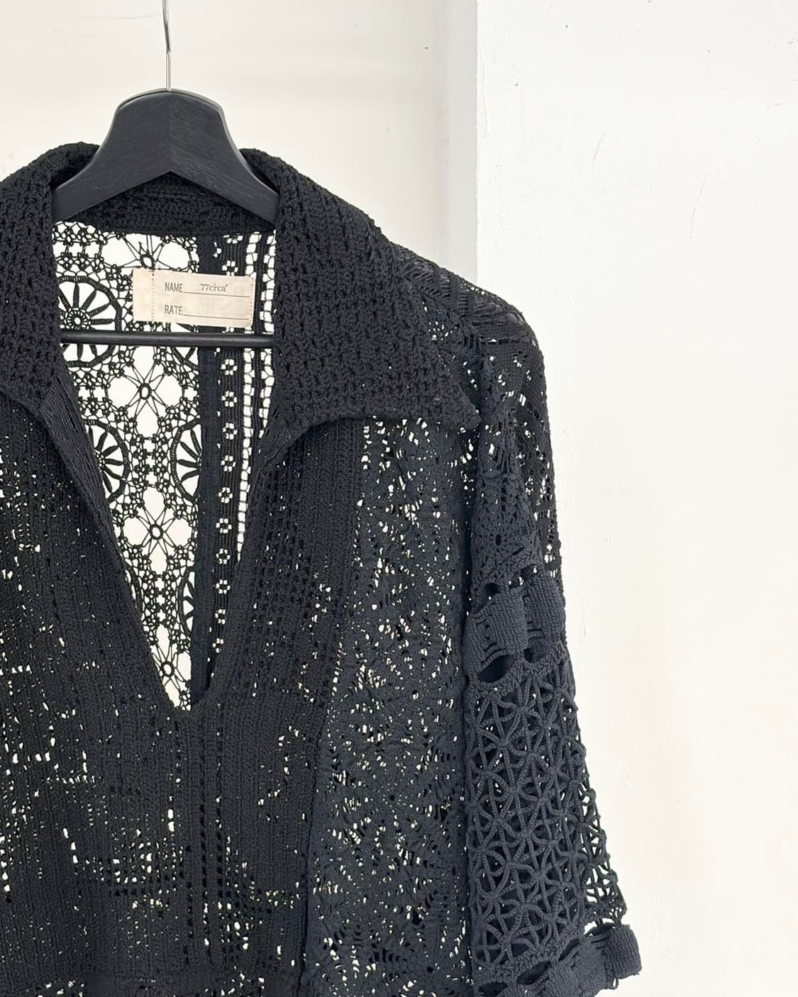 나나서카 블랙 컬러 오픈워크 크로셰 브이넥 셔츠  상품이미지3