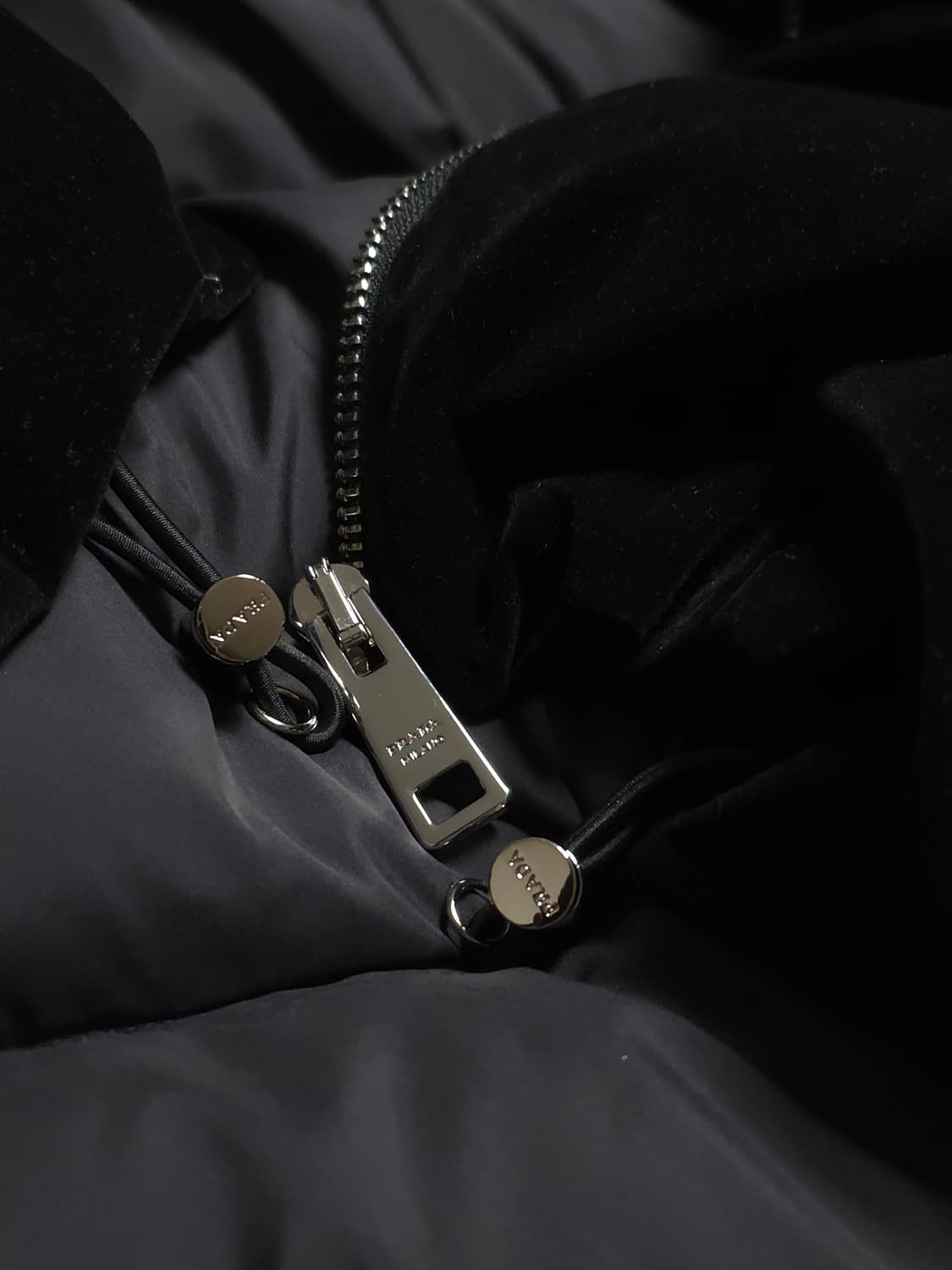 [L] 프라다 벨벳 패딩 블랙(SGC407) 상품이미지5
