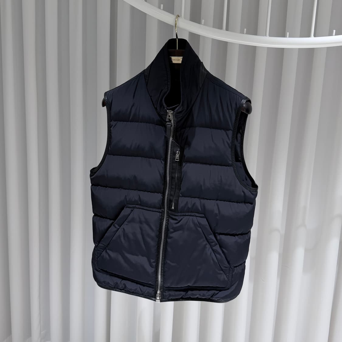 (A+/ 48) / 톰포드 레더 트리밍 퀄팅 쉘 다운 블랙 패딩 조끼 상품이미지2