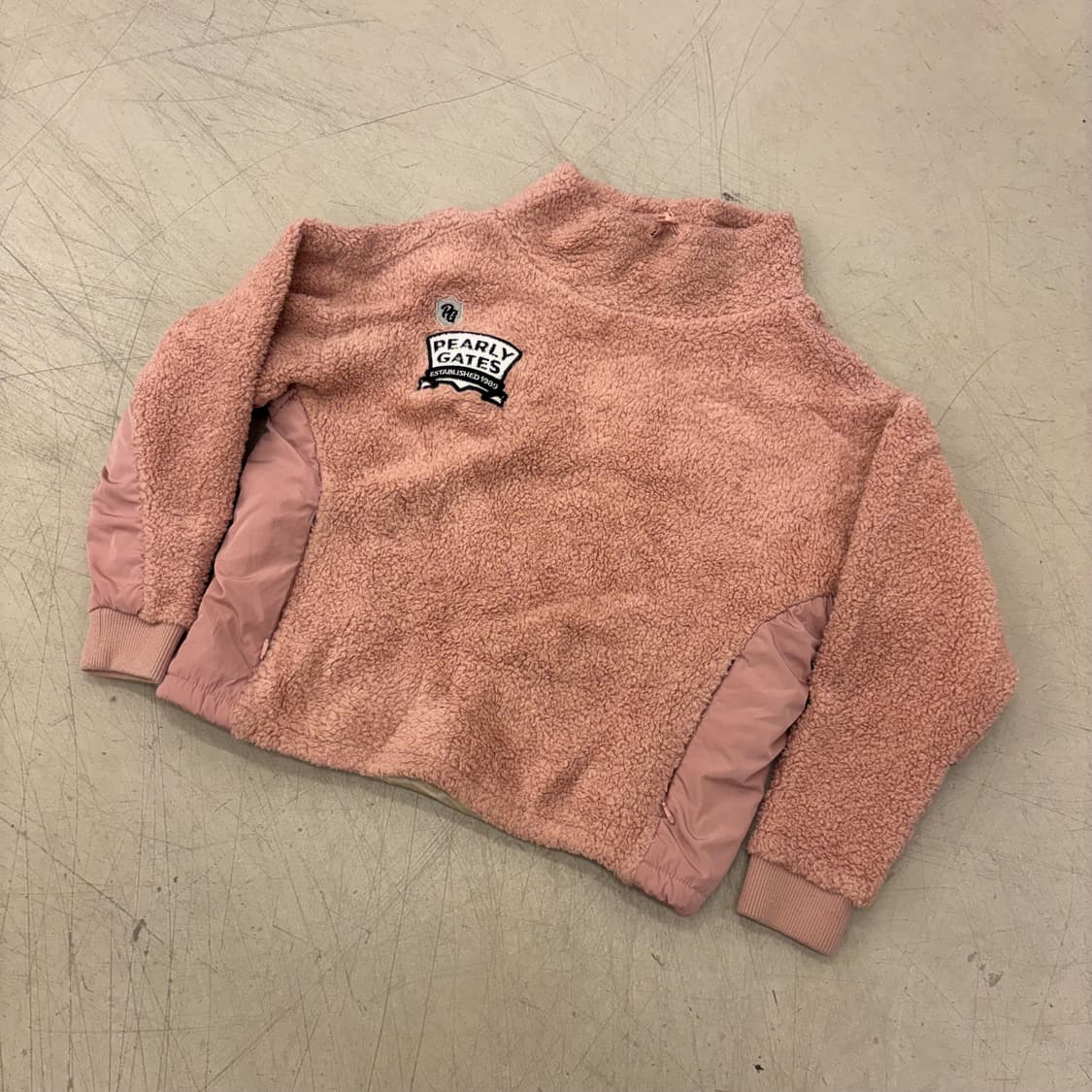 파리게이츠 빅로고 핑크 플리스 크롭 맨투맨 상품이미지2