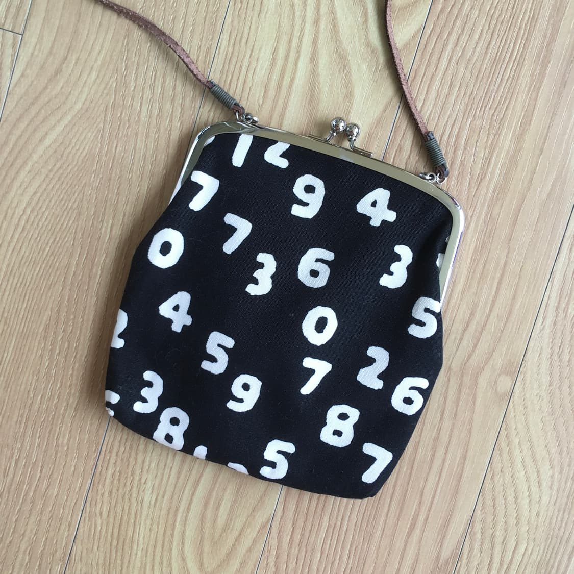 소우소우 크로스백 소우소우가마구치 크로스백 숫자 패턴 블랙 숄더 가방 상품이미지2