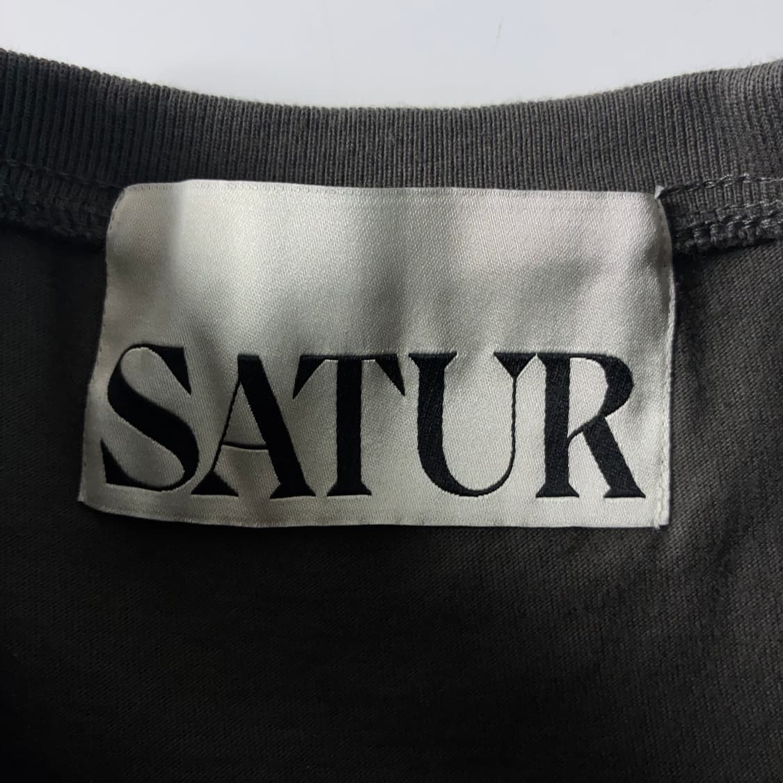 Satur  세터 썬레트로 프린팅 차콜 반팔티셔츠  상품이미지3