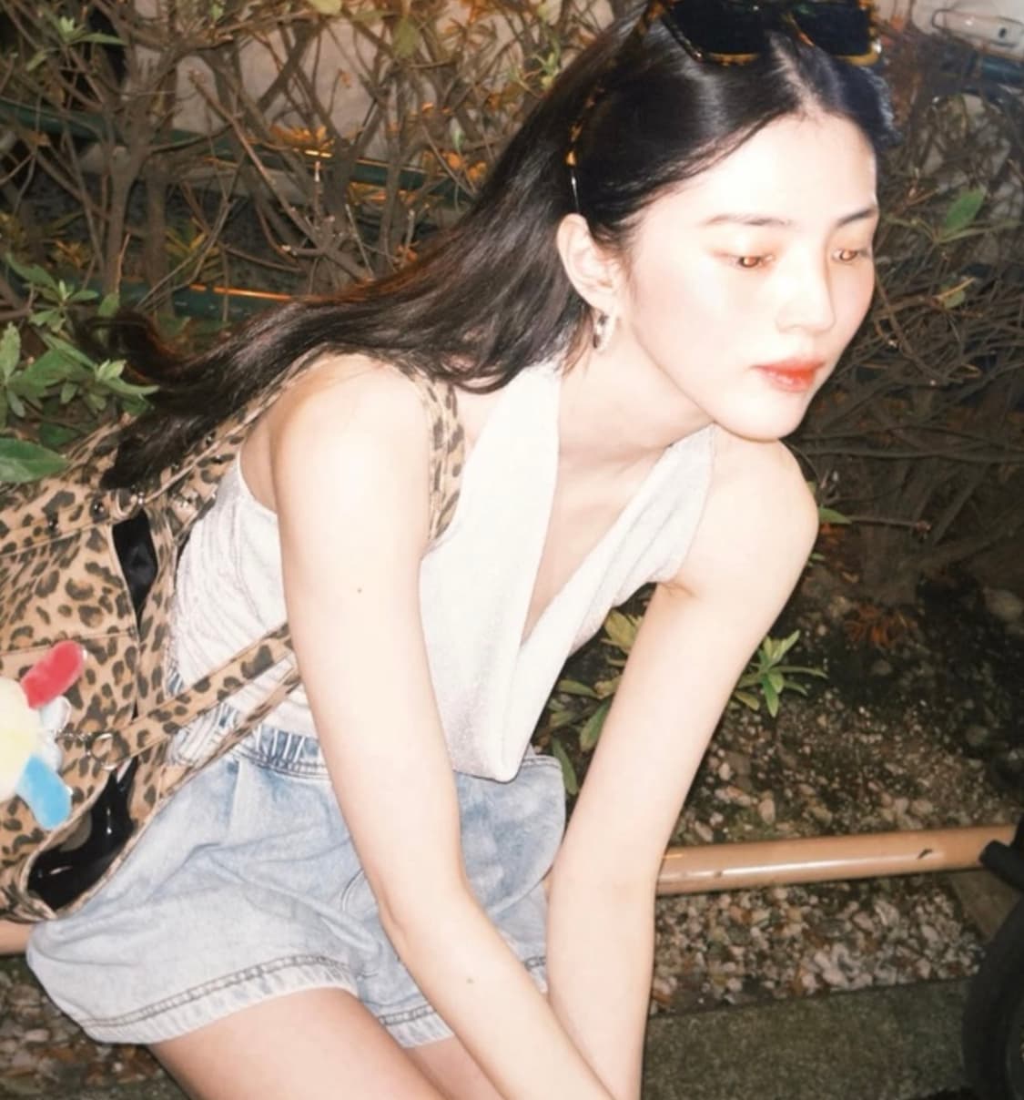 한소희 사복 착용 오버듀플레어 홀터넥 나시 탑 상품이미지2