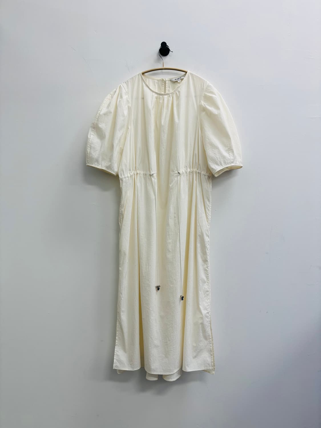 레이브(RAIVE) 셔링 볼륨 스트링 원피스 상품이미지1