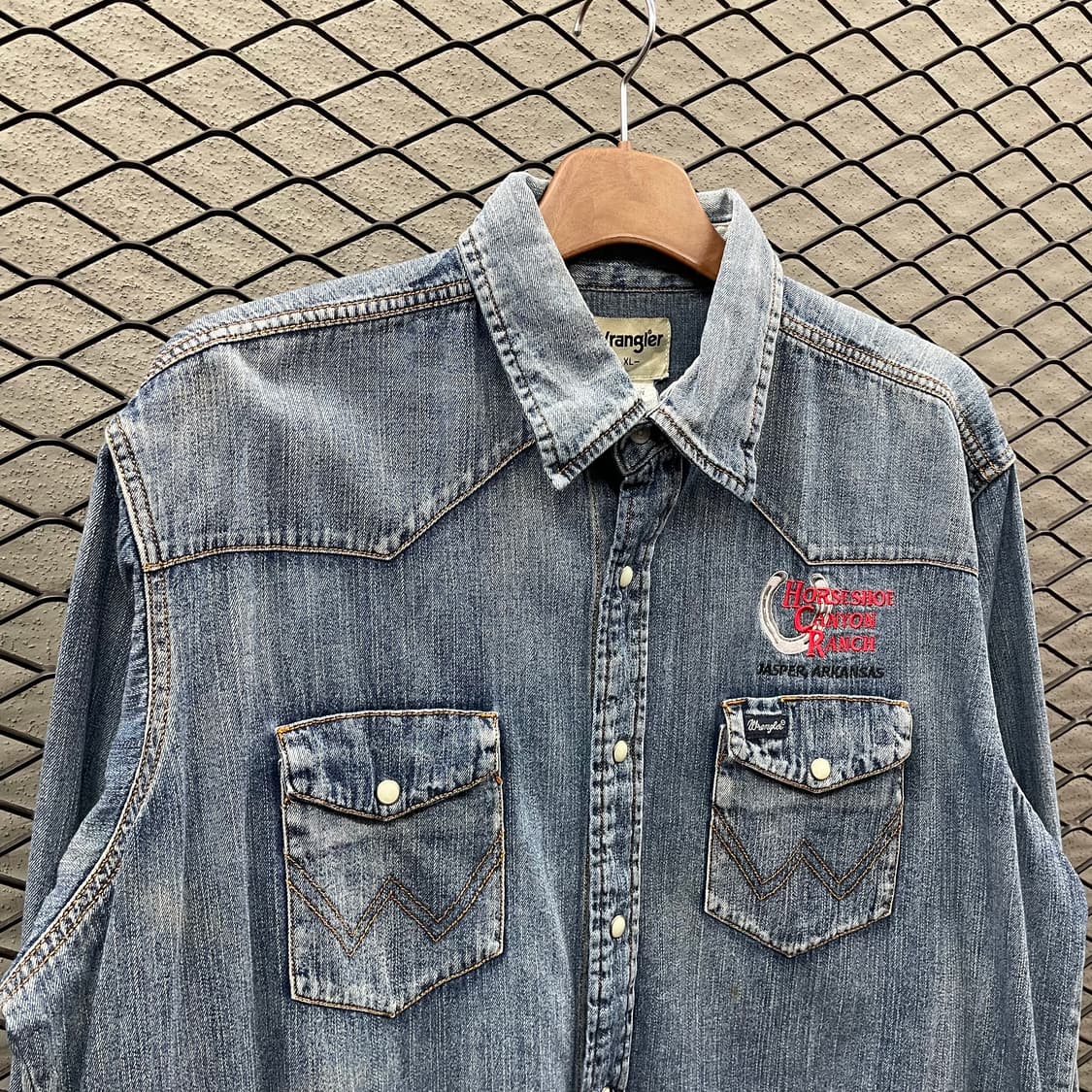 랭글러 웨스턴 데님 셔츠 투포켓 레터링 디테일 중청 상품이미지4