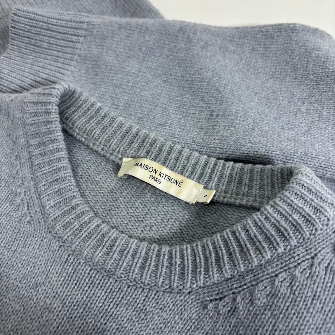 S 메종키츠네 그레이 빅폭스 헤드 램스울 니트 상품이미지5